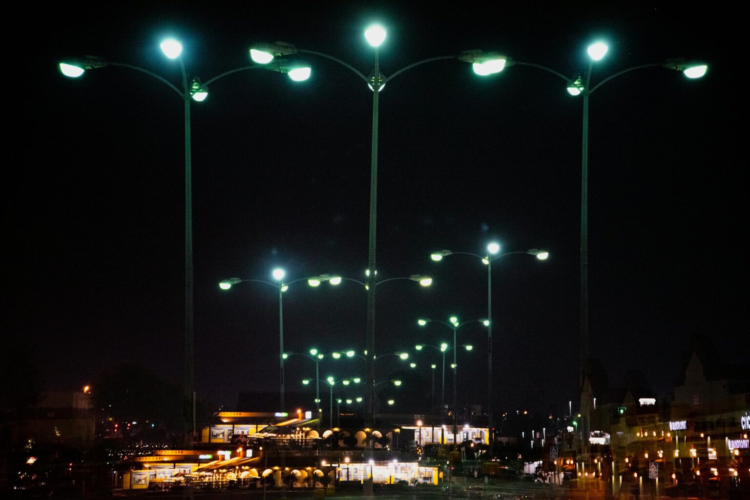 Instaladores eléctricos profesionales de AD trabajando en proyecto de energía solar