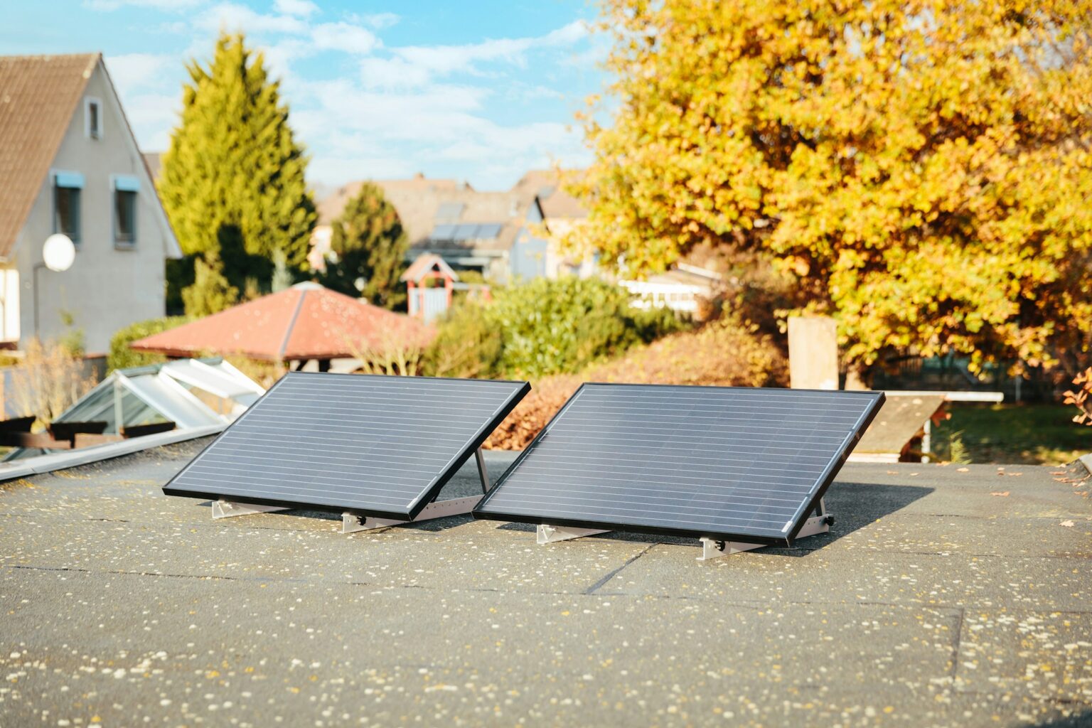 Equipo de AD realizando mantenimiento de alumbrado público y redes eléctricas
